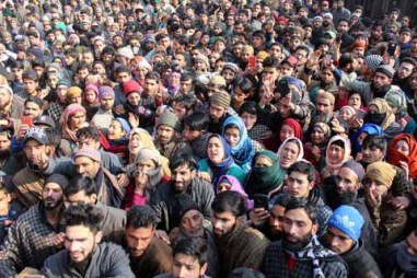Thousands attend funeral of slain militant in Khudwani, militants offer gun-salute