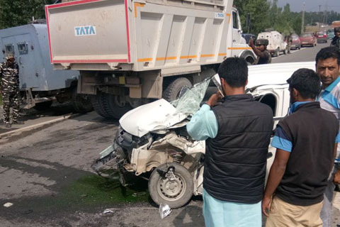 2 children among 6 injured in Pampore accident