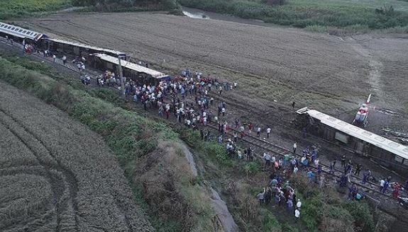 Turkey train disaster leaves 24 dead, hundreds hurt