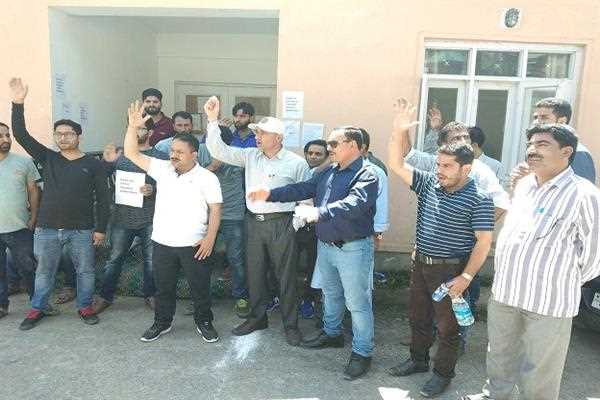 Protesting Employees lock District treasury office in Bandipora