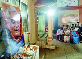 Vajpayee laid to rest, daughter Namita lights funeral pyre
