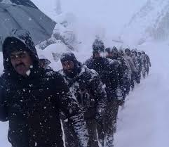 SHO Sonamarg, team had narrow escape on Zojila during snow avalanche on Wednesday
