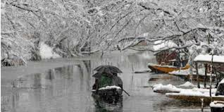 Srinagar sees year’s first snowfall