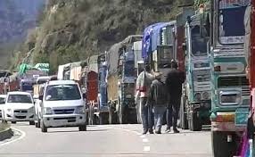 Flip-flop on highway as hundreds Kashmir-bound vehicles stranded on Saturday Flip-flop on highway as hundreds Kashmir-bound vehicles stranded on Saturday
