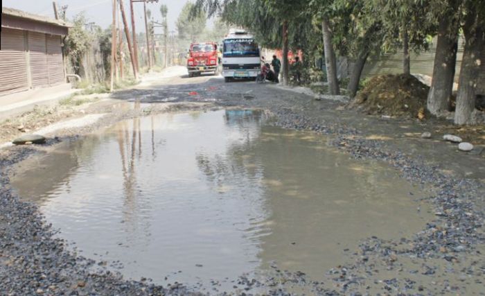 Tral- Aripal road in shambles, commuters face a tough time Tral- Aripal road in shambles, commuters face a tough time