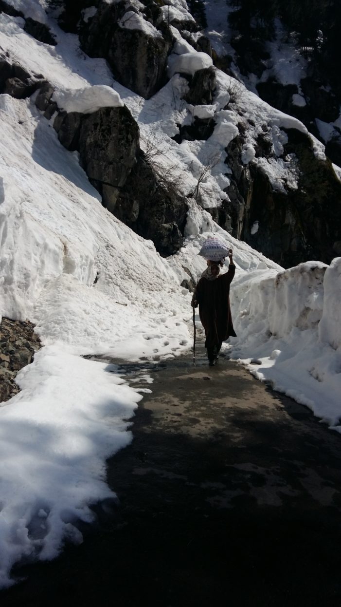 Dozens of villages from Aharbal upto Saidow Shopian, locked in snow