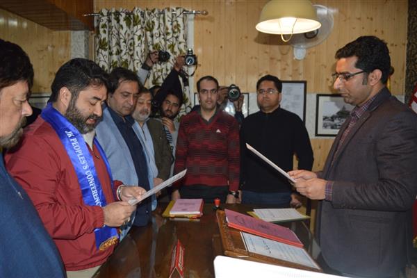 PC’s Irfan Ansari files nomination papers for Srinagar constituency