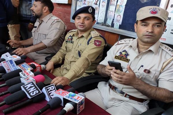 Sopore police arrests gang involved in looting