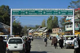 Traffic suspnded on Mughal road after landslides