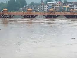 Water level raises in Jhelum, crosses flood alarm level at Sangam