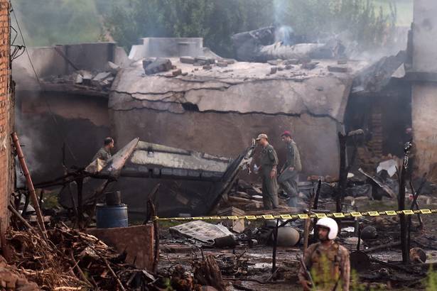17 killed as Pakistani army plane crashes into residential area
