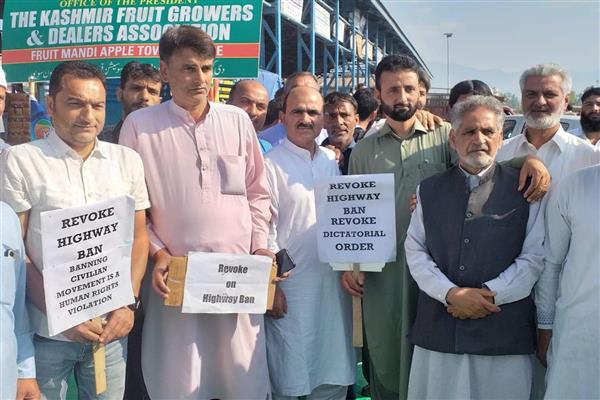 Sopore traders, fruit growers protest against highway restrictions