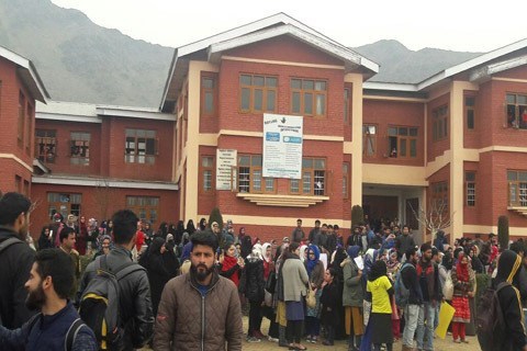 Amid rumours, IUST students leave hostels