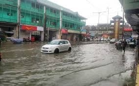 Heavy downpour paralyses life in Srinagar.