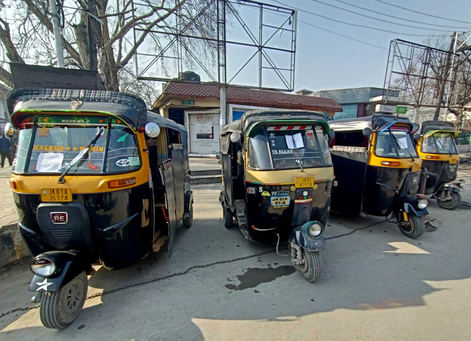 Ensure no vehicle is parked along roadside: HC to govt