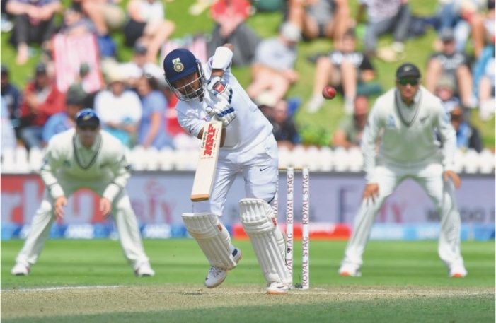 Thunderous Boult gives NZ charge against India
