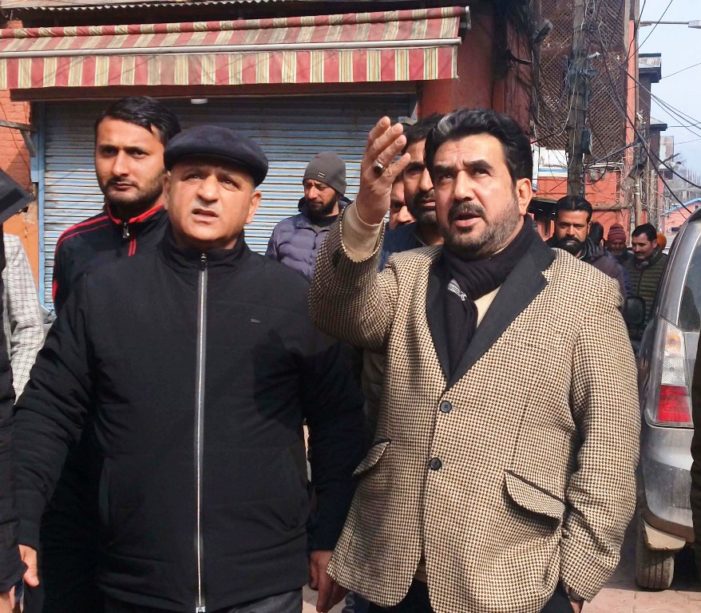 Commissioner SMC reviews status of street light installation work