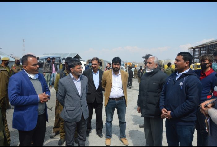 Div Com visits COVID–19 Screening Centres at Zig Qazigund, peripheries