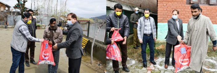 Free ration distribution among poor families, migrant labourers begins in Ganderbal