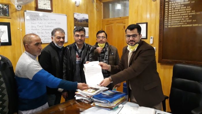 Shopian K-Oil dealers donate Rs 50,000