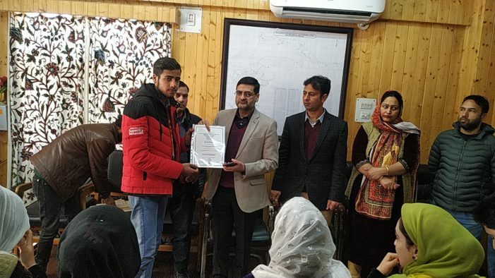 Skill Development Course: DDC Bandipora distributes certificates