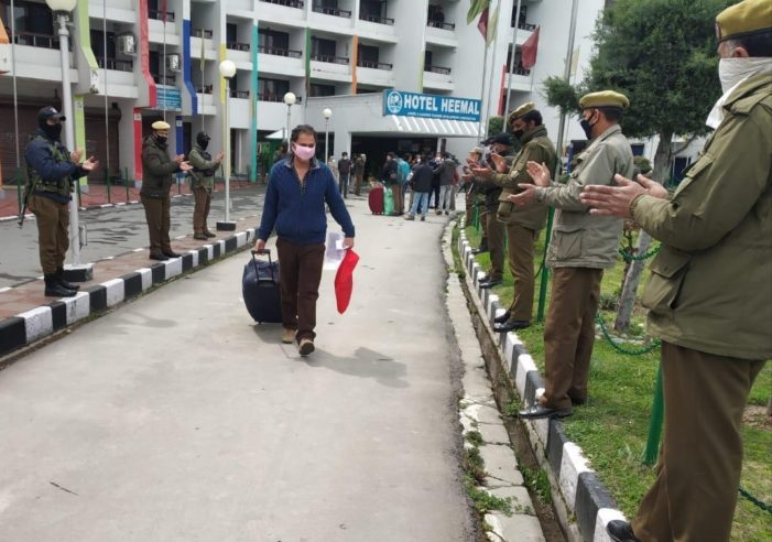 COVID-19: 78 people walk home after completing quarantine in Srinagar hotel