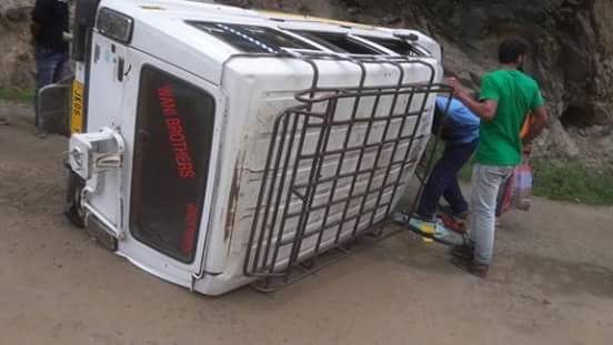 8 Injured As Sumo Turns Turtle In Anantnag
