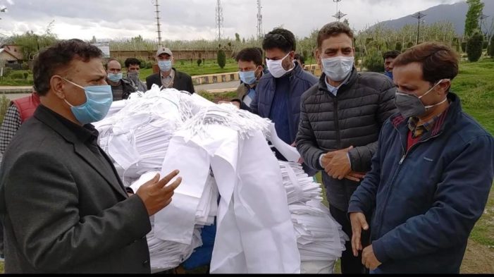 Director Tech- Education hands over 50,000 masks, 300 Gowns to DC Kulgam