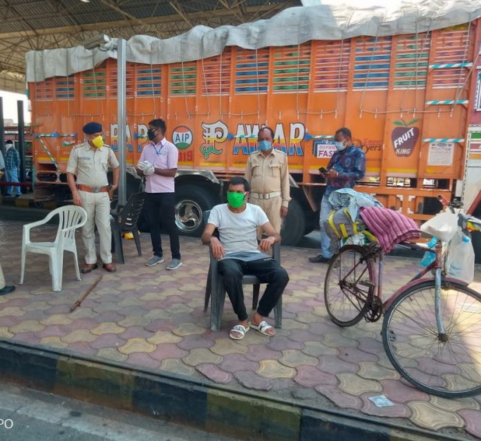 Mumbai watchman’s bid to cycle to J&K pays off, CRPF unites him with ailing father