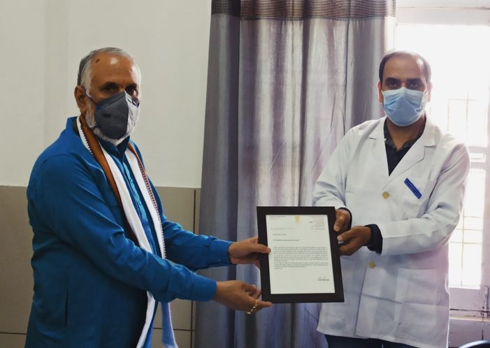 MP Manhas visits Khor, felicitates Corona warriors