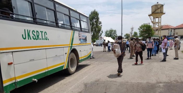 Stranded people at Pathankot sent to their homes from Lakhanpur