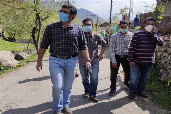 DC Srinagar holds extensive tour of urban, rural areas inspecting conduct of COVID-19 health audit, provision of essential supplies DC Srinagar holds extensive tour of urban, rural areas inspecting conduct of COVID-19 health audit, provision of essential supplies