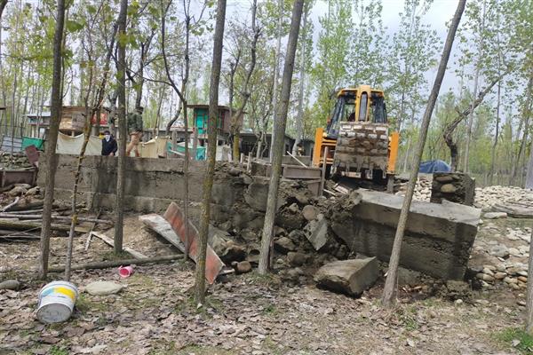 Amid lockdown illegal construction dismantled in Gulmarg