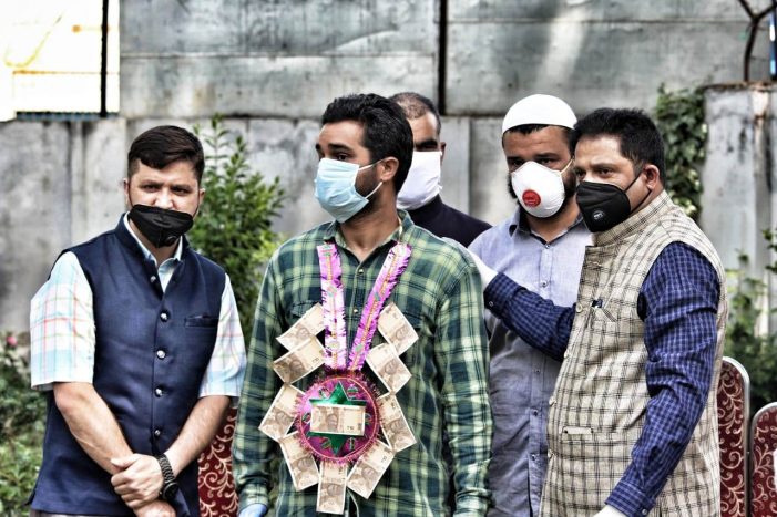 Dy Mayor felicitates Safai Karamcharis with money garlands
