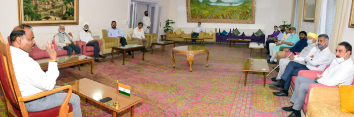 Joint delegation of members of various institutions, West Pakistan Refugees Action Committee call on Lt Governor