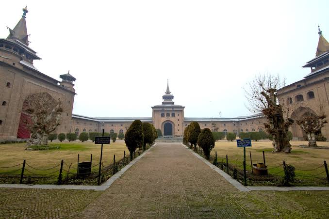 COVID-19: Mosques, shrines remain deserted on Jamat-ul-Vida