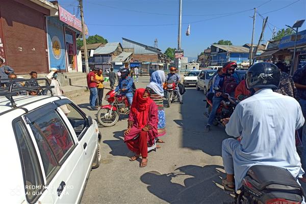 Pregnant lady forced to spend night under open sky in Handwara