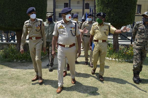 DGP J&K reviews Security in Pulwama, Shopian Pays tribute to HC Kale Sunil of Crpf