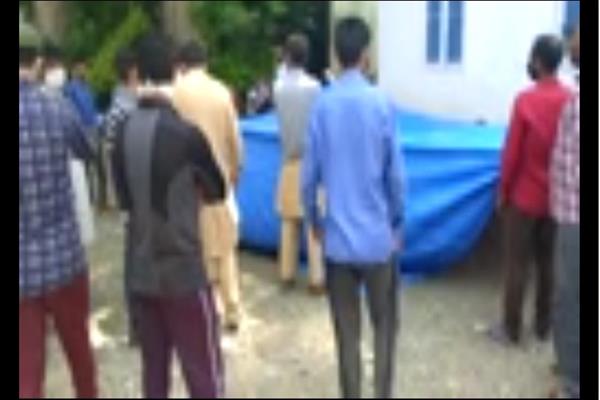 Spike In Covid-19 Caseloads Force Bandipora Pregnant Lady to Deliver Baby On Road