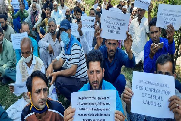 Casual laborers, daily wagers protest in Handwara for salaries, regularization