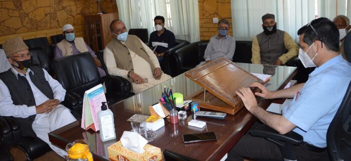 DM Budgam urges Imams, Muftis for adhering COVID-19 related SOPs