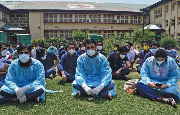 Assault on doctors at SMHS Hospital: MFA demands adequate security at Covid hospitals