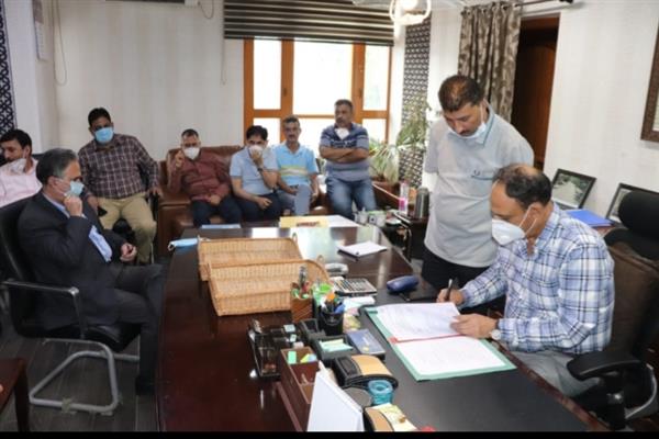 Er. Showkat Jeelani assumes charge as Chief Engineer R&B