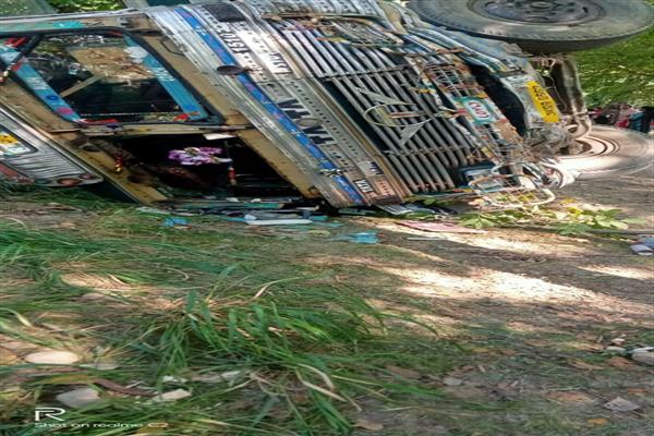 Over a dozen hurt as bus turns turtle in Handwara outskirts