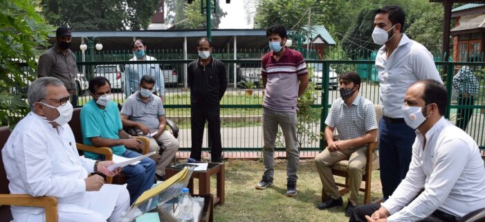 Advisor Khan stresses on timely resolution of public grievances