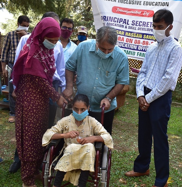 Asgar Samoon visits Kupwara, reviews functioning of Education Department