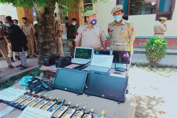Baramulla police solves theft case, 2 arrested, stolen items and cash recovered.
