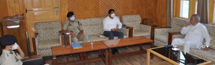 Advisor Farooq Khan visits Pulwama; takes stock of essential commodities