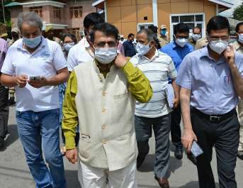 Nodal Officer COVID-19 UTs of J&K, Ladakh visits Budgam; reviews virus containment measures