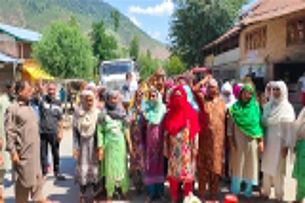 Non availability of drinking water sparks protest in Drugmulla, Kupwara